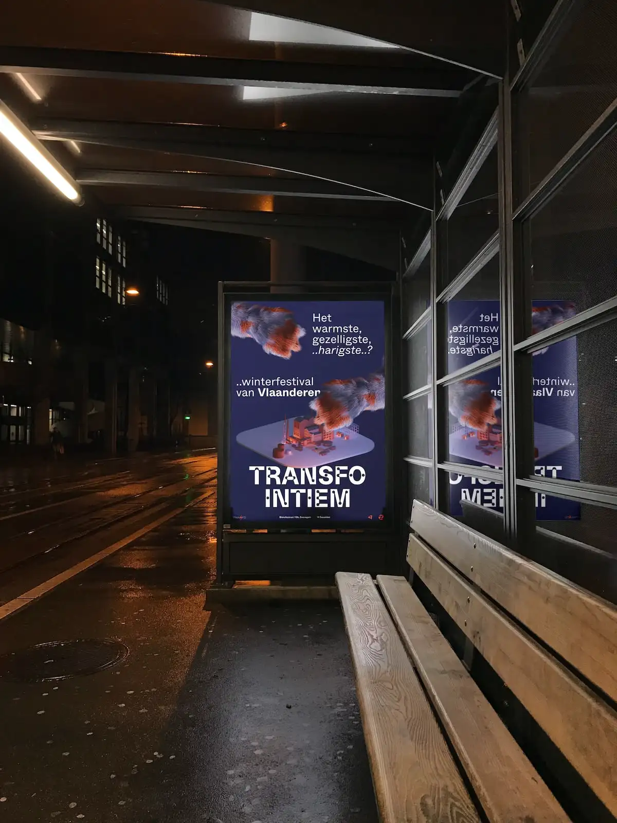 Mockup van een bushaltebord met een poster waarop staat: 'Het warmste, gezelligste, ..harigste.., winterfestival van Vlaanderen'.